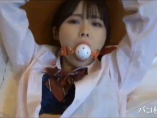 8 位热衷于狂欢的素人女性，她们松软的屁股沉浸在淫梦中，寻找刺激和快感。